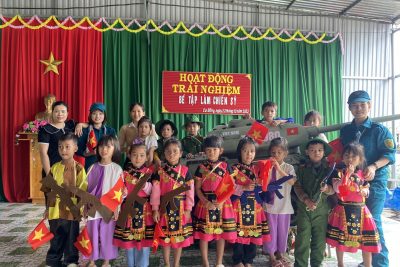 Hoạt động trải nghiệm với chủ đề “Bé tập làm chiến sĩ”